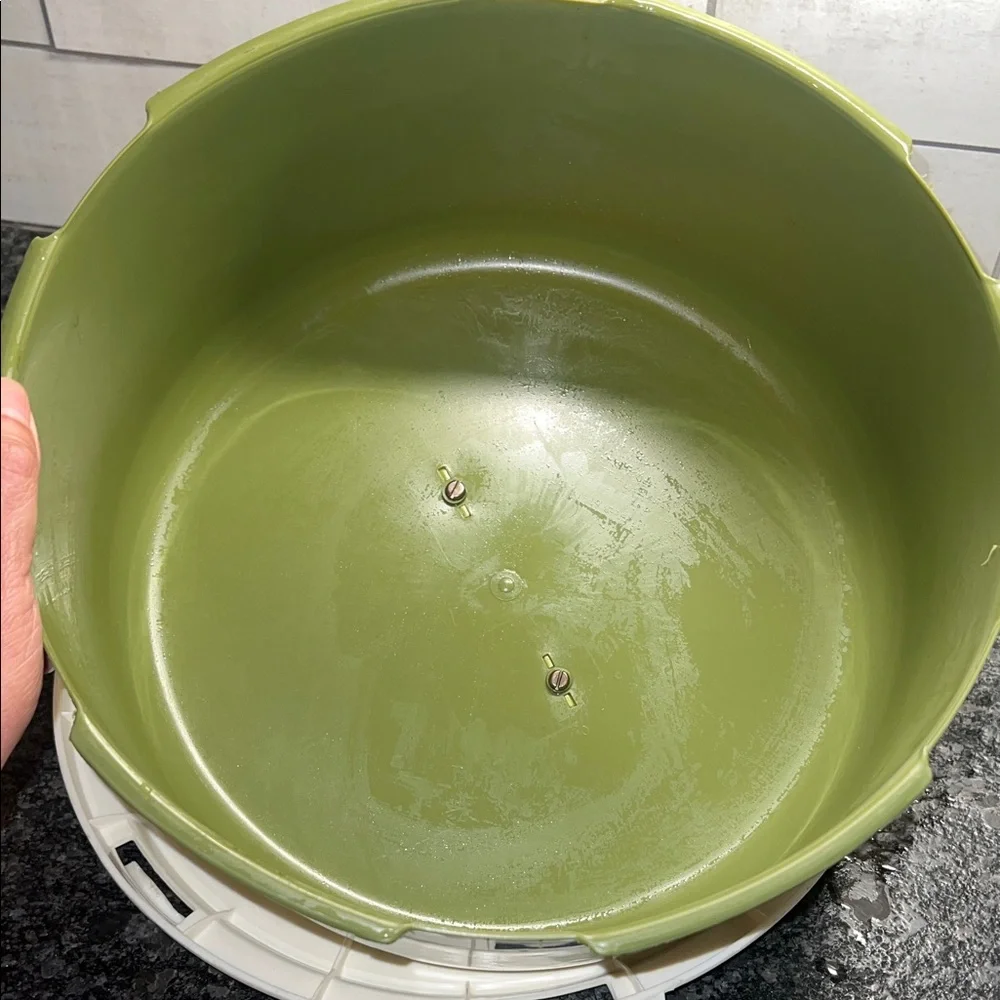 Vintage Green Cake Carrier with White Handle. 11x5.5. Exc condition
